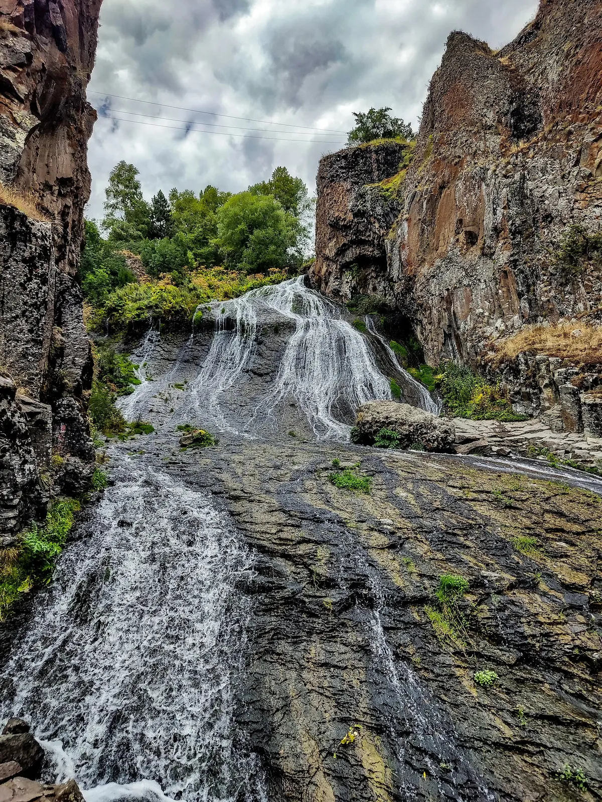Джермукский водопад и горное окружение курорта